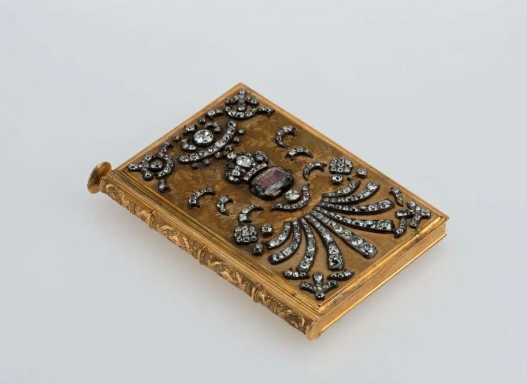 Записная книжка в золотом футляре, с карандашом. Германия (?). Середина XVIII в. Золото, бриллианты, серебро, фольга, шелк, сердолик; чеканка