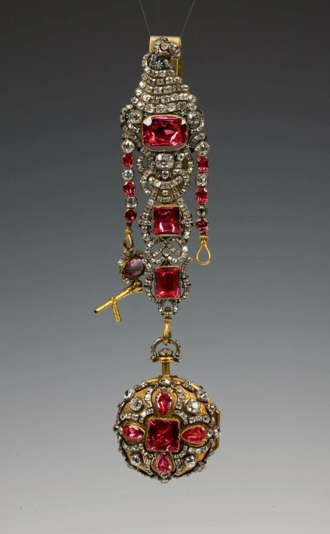 Часы на шатлене. Франция, Париж. Середина XVIII в. Серебро, золото, бриллианты, шпинель, гранат, агат, алмазы, металл; литье, роспись по эмали, пайка