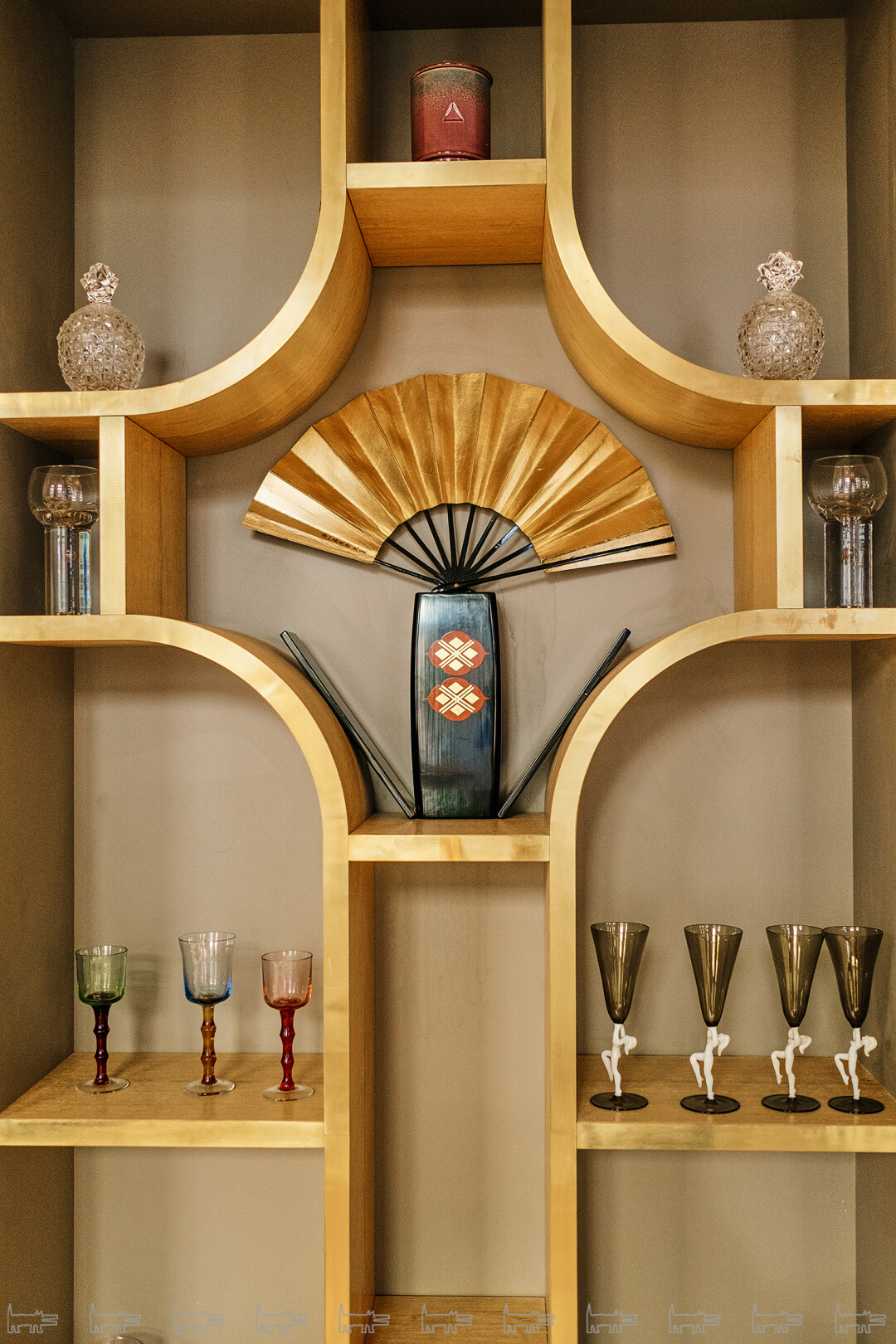 Винтажные сувениры из Японии соседствуют с коллекцией бокалов «Мещерский цветок» (1967 год) завода Гусь-Хрустальный и редким набором 1920-х в стиле ар