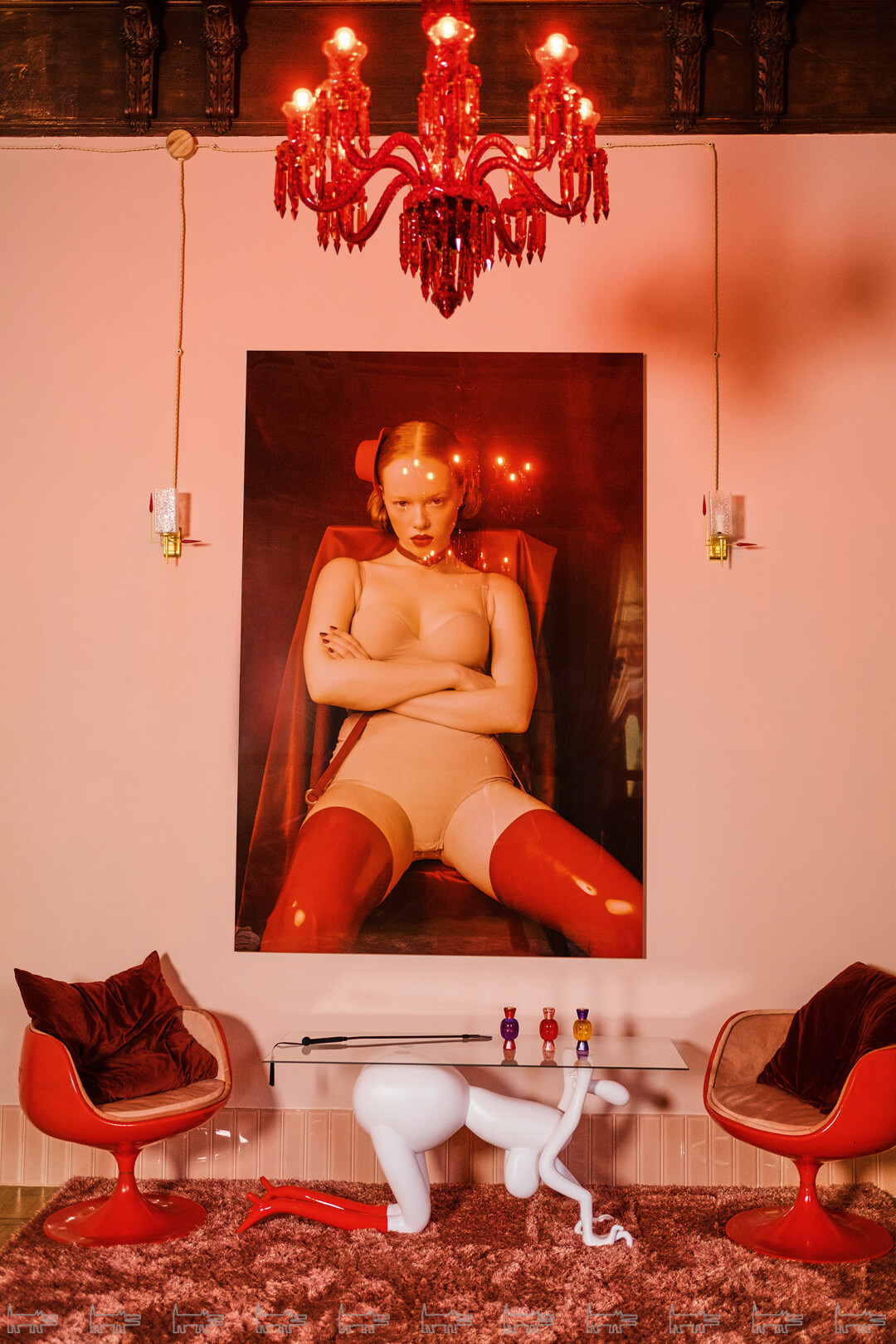 На стене между винтажными бра 1980-х расположилась работа петербургской фотохудожницы Евгении Парфеновой, а столик работы Сергея Бондарева