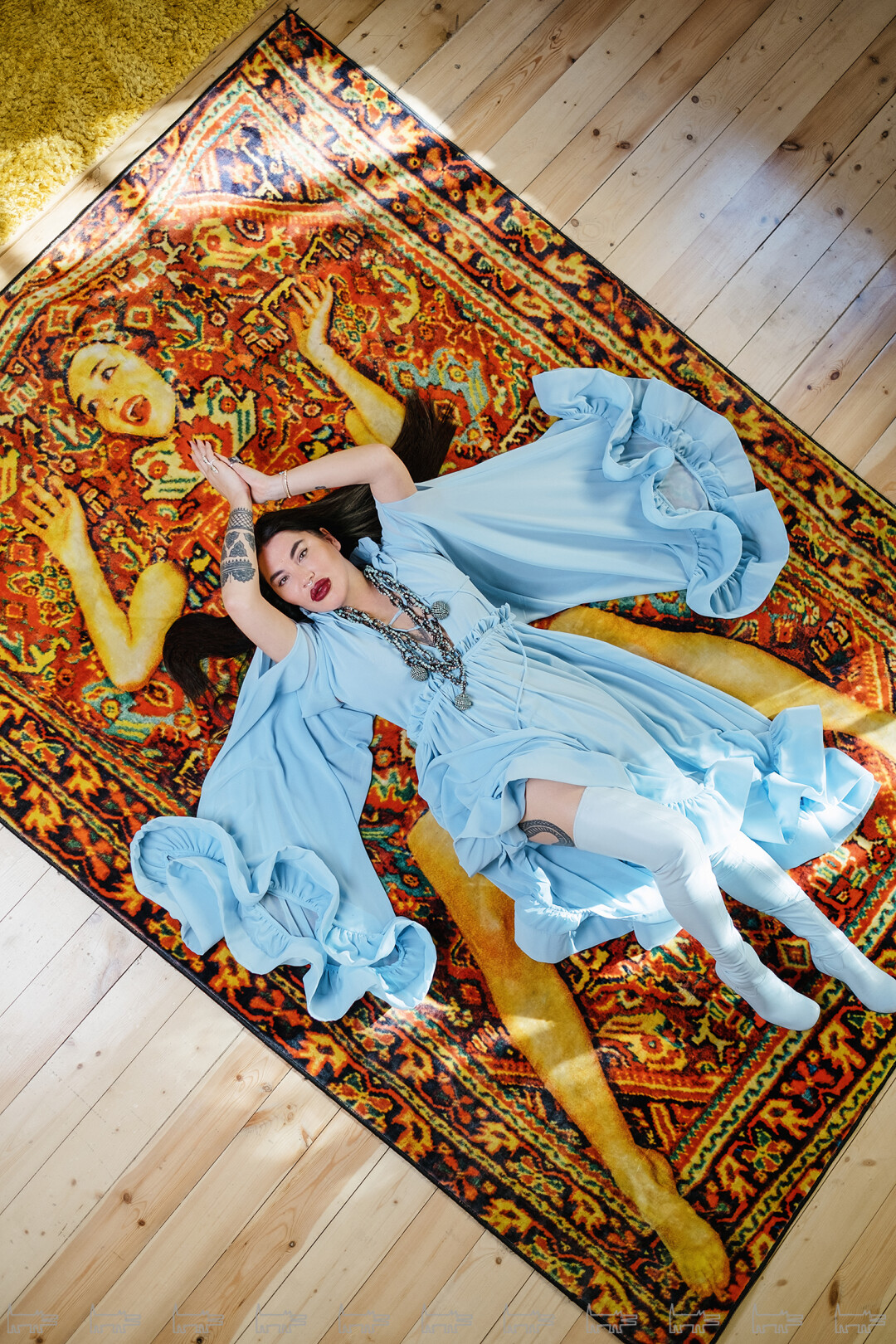 Дизайнерский ковер от Seletti, как и почти все предметы обстановки, Рада нашла на «Авито»