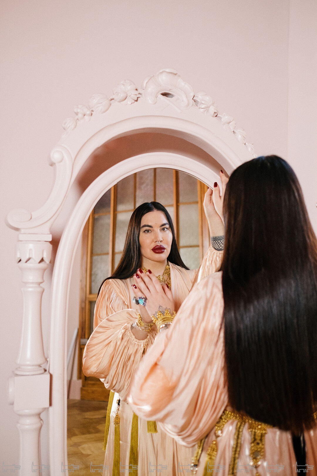 Зеркало подверглось бережной реставрации и перекраске в цвет стен