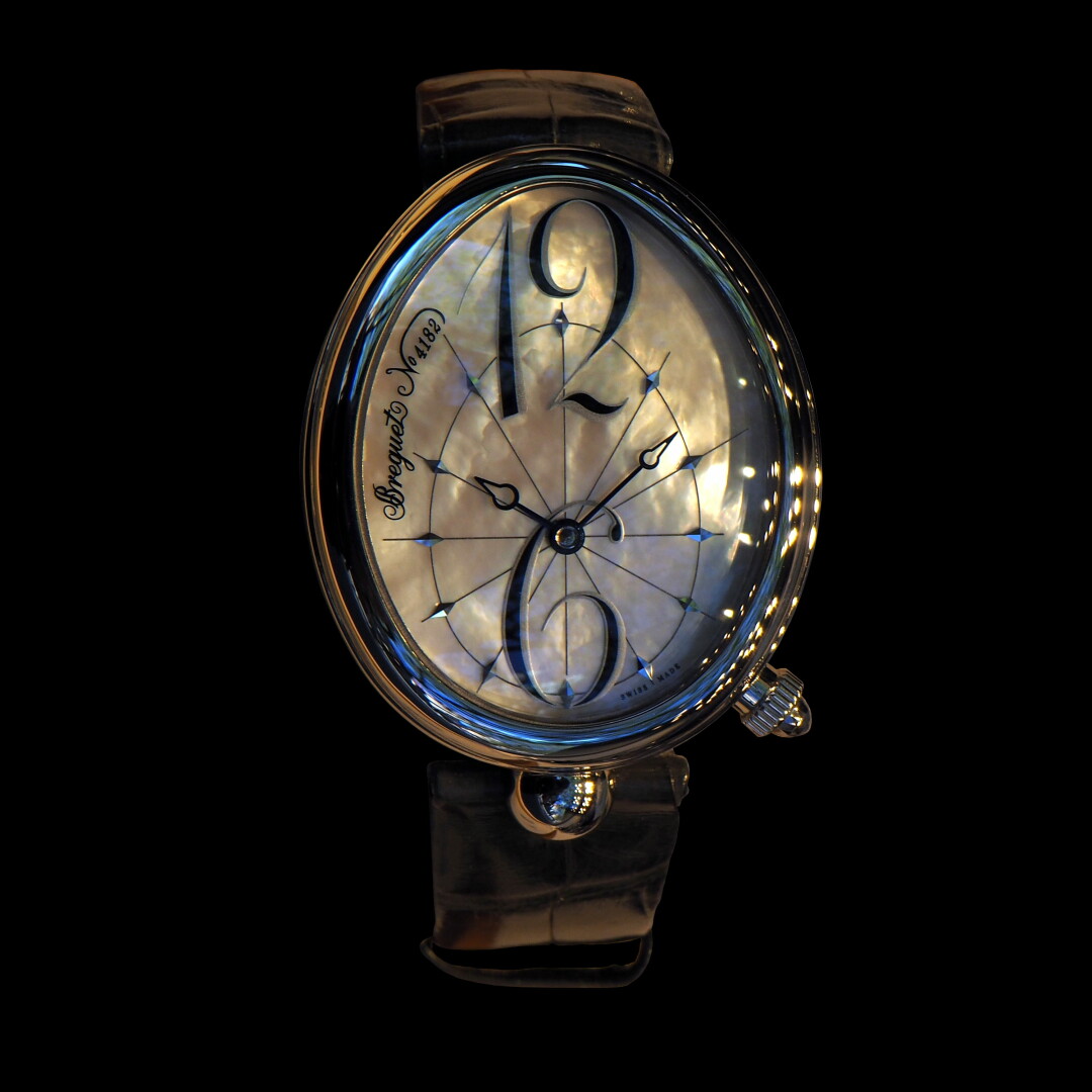 Часы Breguet из коллекции Reine de Naples. Первые наручные часы в истории были утрачены. Но марка до сих пор выпускает модели в коллекции имени первой