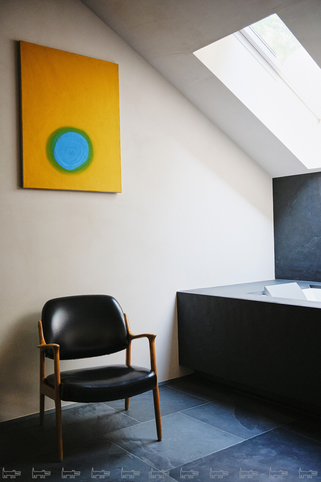 В ванной комнате живут шведские кресла Инге Андерссон для Broderna Andersson (1960-е) и абстракция художника-авангардиста Олега Яковлева (1970-е)