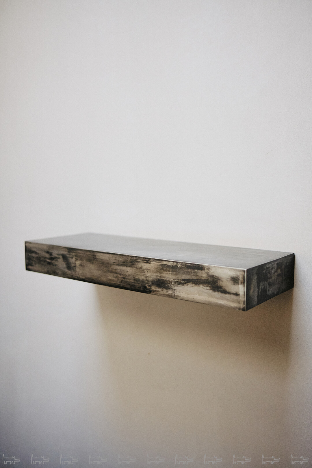 Полка из черненой нержавеющей стали сделана на заказ в петербургской мастерской