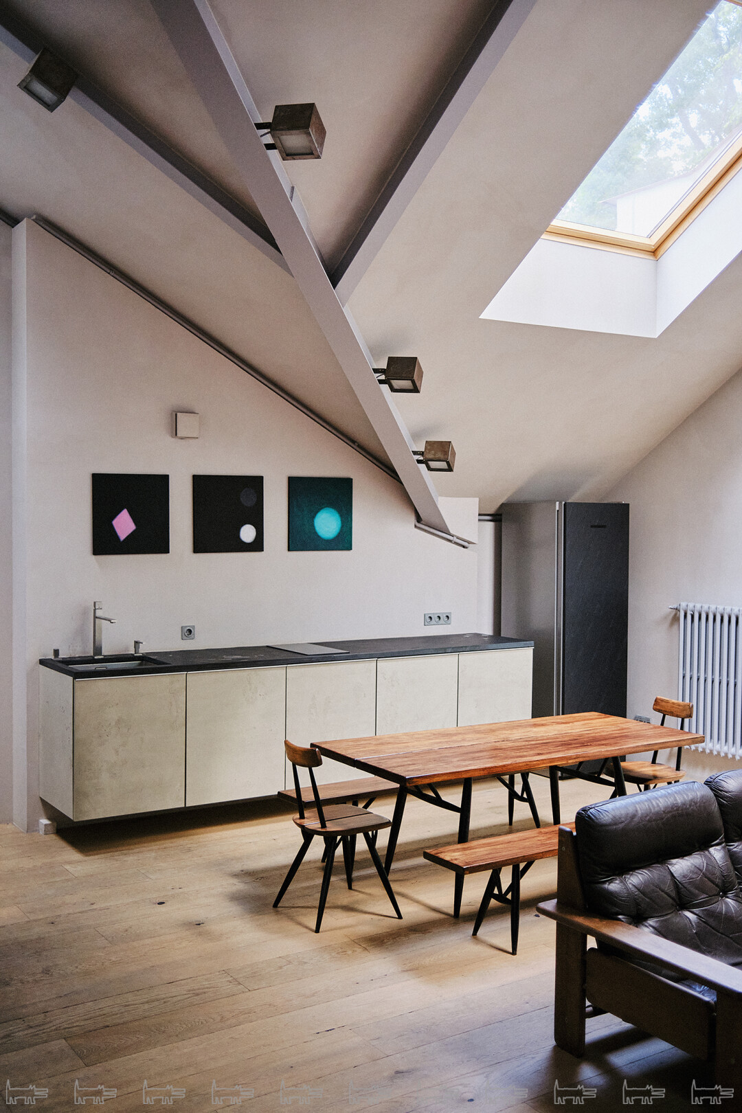 Три геометрии Олега Яковлева над кухонным гарнитуром вечером отлично видны под прожекторами