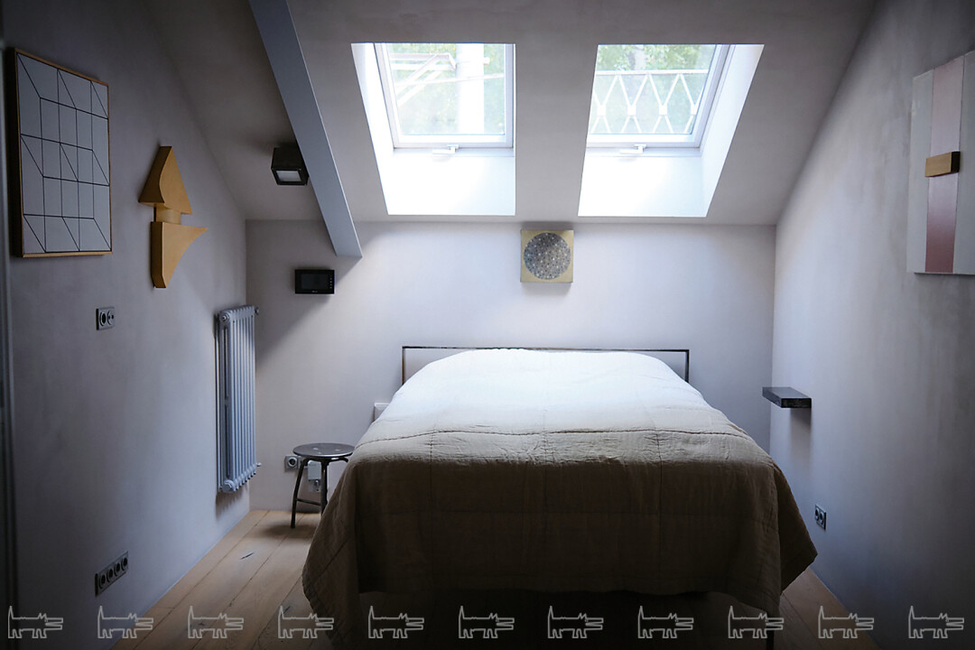 Искусству есть место везде, даже в спальне. На стене слева — абстракция художника второй половины XX века Леонида Борисова (одна из ранних