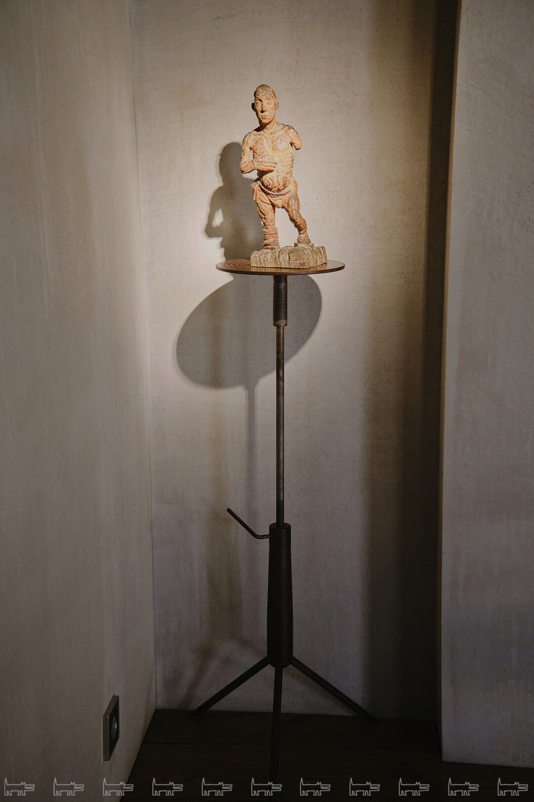 Уникальная деревянная скульптура «Инвалид» (1920-е) Иннокентия Суворова, последователя филоновской школы, установлена на подставку, купленную в