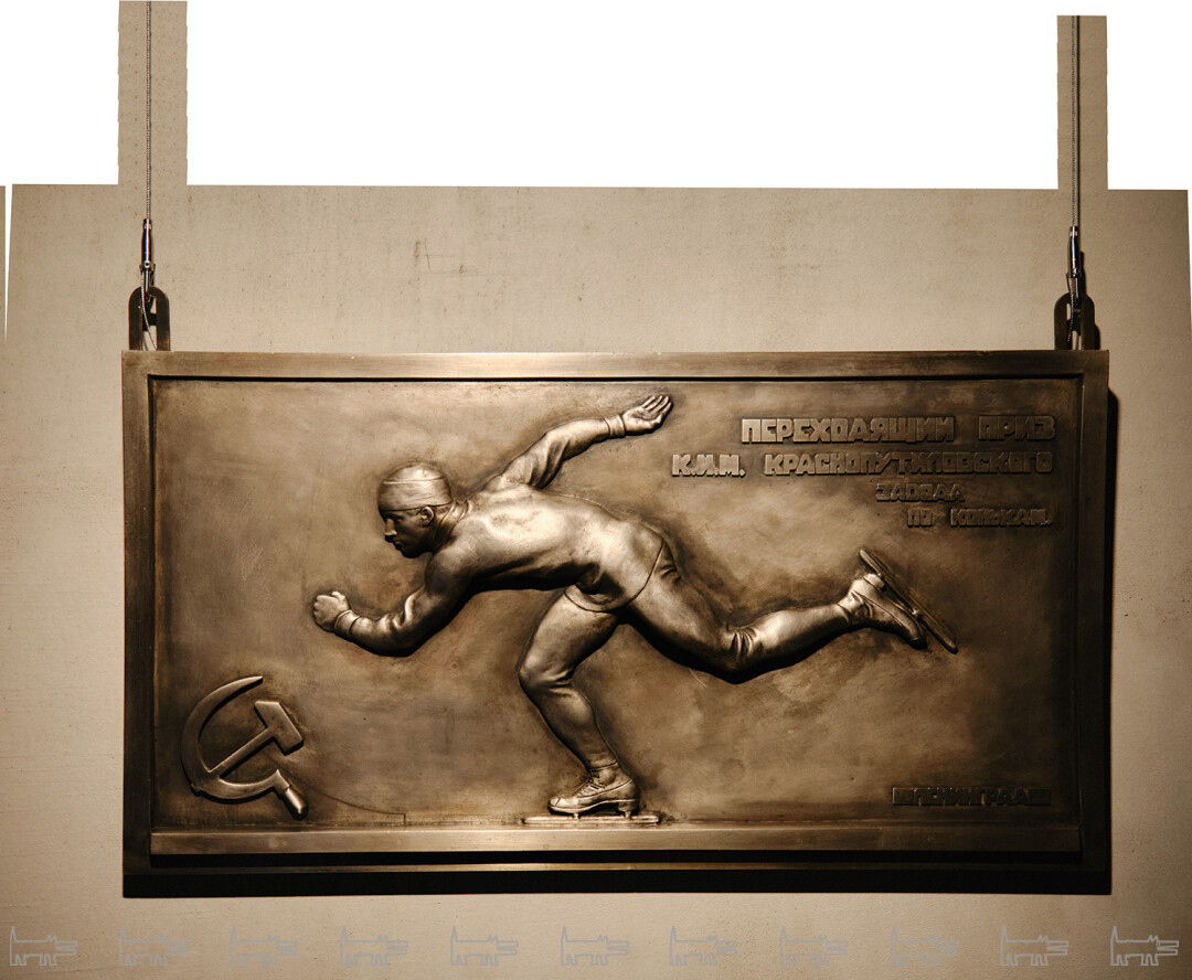 Рельеф из никелированной бронзы «Конькобежец» (1924–1926) работы Матвея Манизера