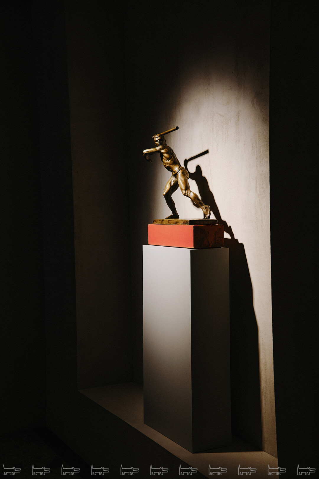 Бронзовая скульптура «Игра в городки» академика Академии художеств СССР Матвея Манизера (1920-е) демонстрирует культ тела и спорта, сложившийся в