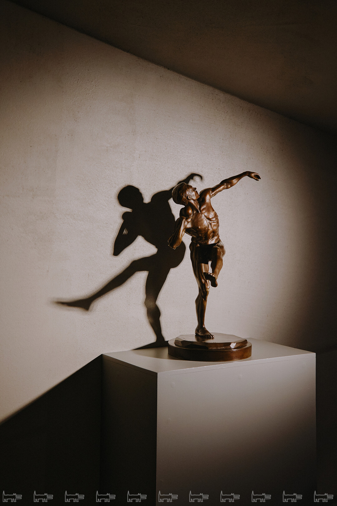 Бронзовый «Ядротолкатель» (1926) скульптора Елены Янсон-Манизер напоминает анатомические фигуры