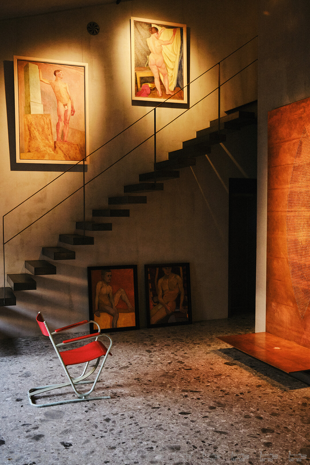 Работы художников 1920-х — учеников Кузьмы Петрова-Водкина — соседствуют с фрагментом работы Аллы Урбан, современного автора объектов и инсталляций из