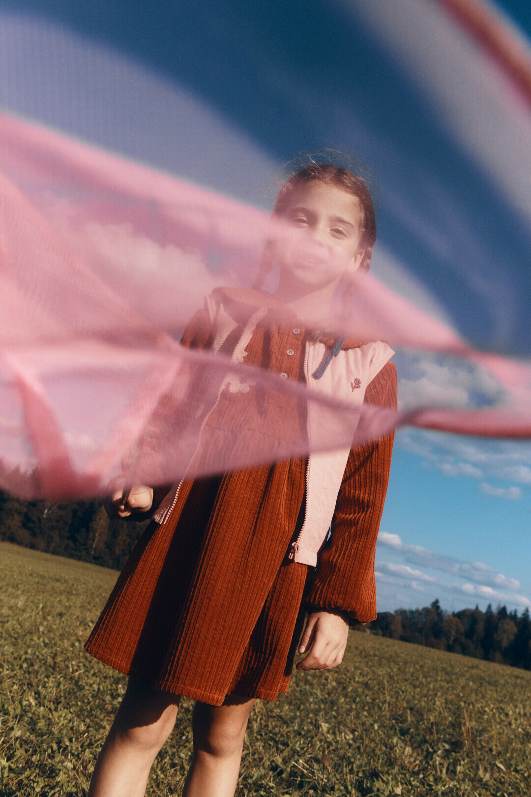 Непромокаемый жилет с вышивкой Lime, 2 299 руб, вельветовое платье с вышивкой Lime, 2 999 руб.