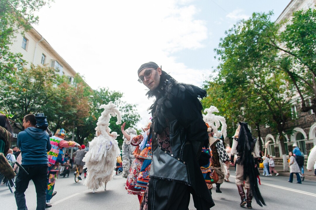 Шествие артистов по центру Уфы