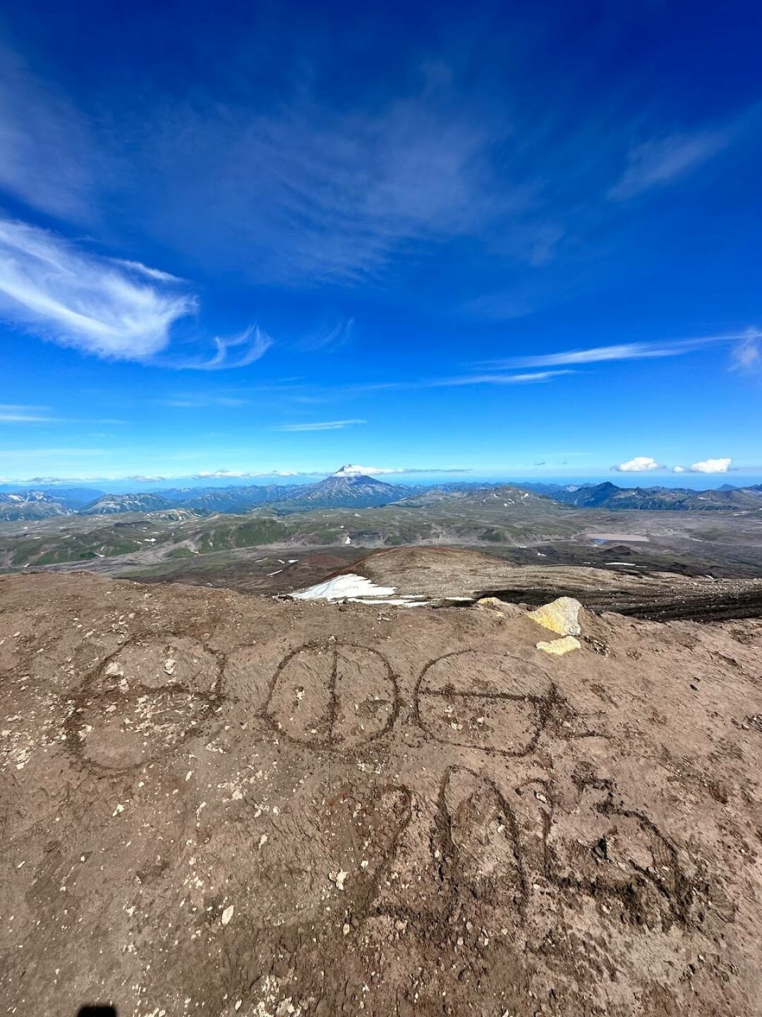 С вершины открывается вид на вулканы Вилючинский, Казельский, Авачинский, Жупановский, Корякский, Арик, Ааг