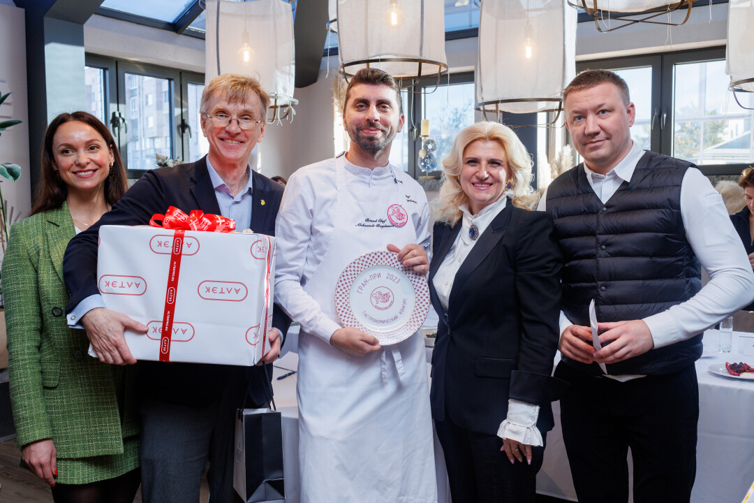 Обладатель Гран-при Александр Богданов, члены жюри конкурса Нана Гвичия, Артем Гребенщиков (слева) и Дмитрий Грозный (справа)