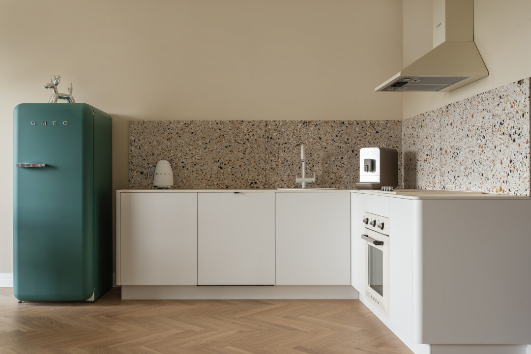 Утонченное сочетание стиля и функциональности создает керамогранит на фартуке с полированной поверхностью в стиле террраццо из коллекции Venice Villa