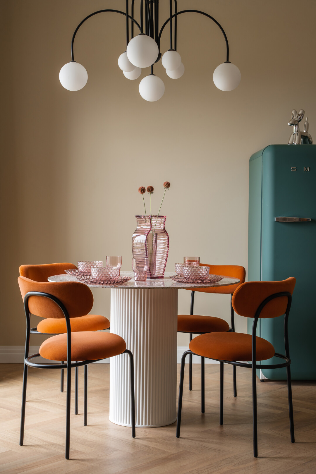 Минималистичные стулья Loop (Connubia) — сочетание инноваций и роскоши, не только притягивают взгляды, но и подчеркивают современный вид интерьера