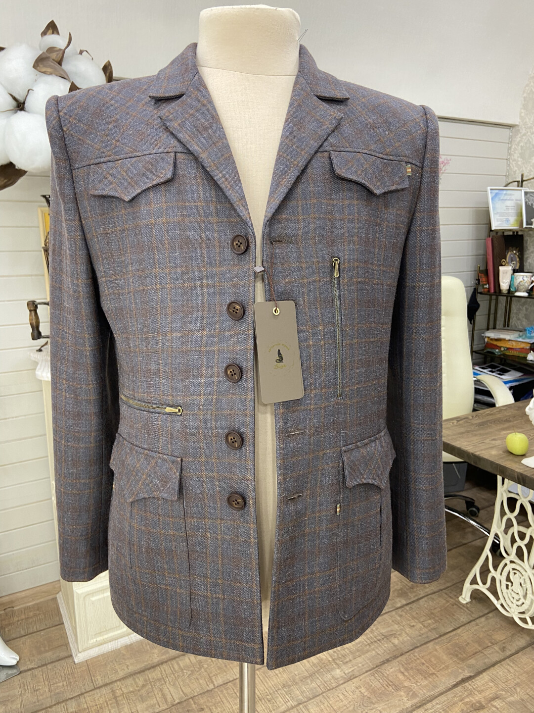 Пиджак, авторское ателье «Изольда», от 30 000 руб. (без учета стоимости ткани)