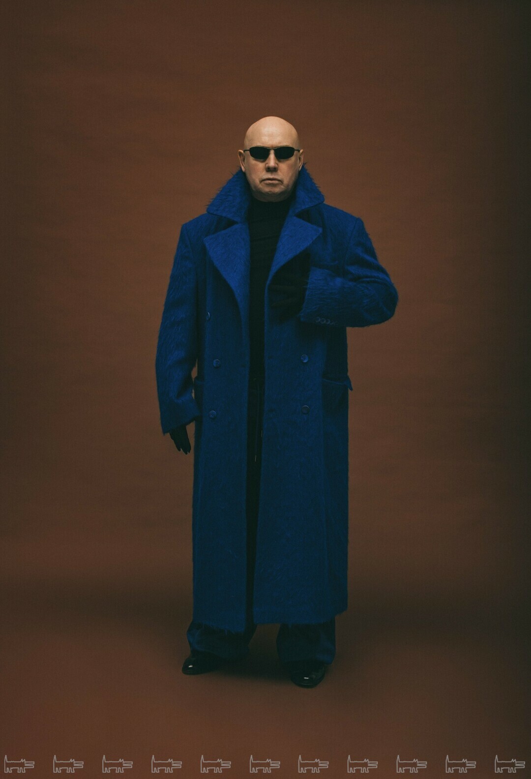 Пальто RED SEPTEMBER (NOBconcept), брюки HAN KJOBENHAVN и очки OAKLEY (все — NUW.Store), водолазка SORRY, I’M NOT, оксфорды NO ONE