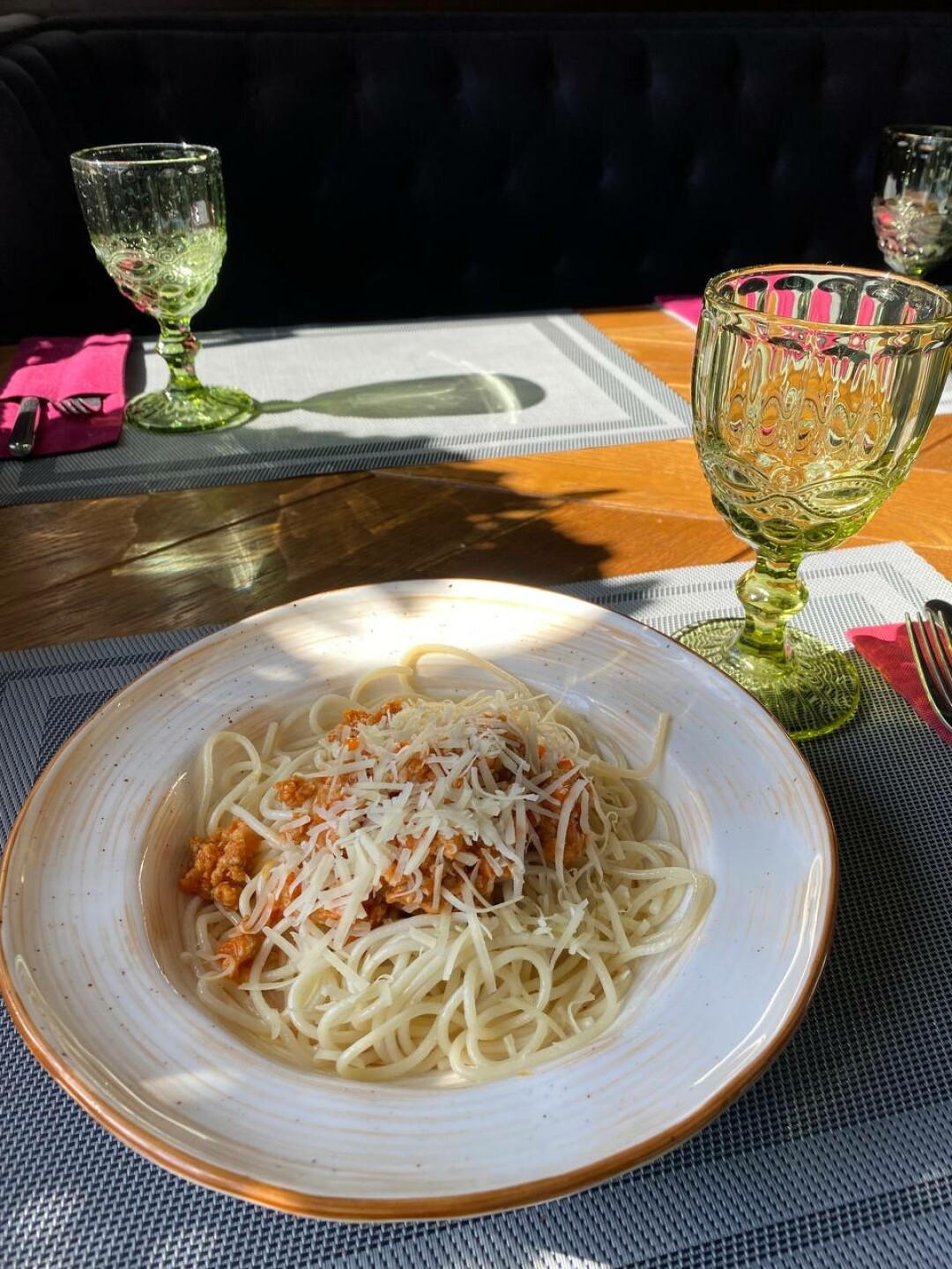 Паста болоньезе и салат — 370 рублей