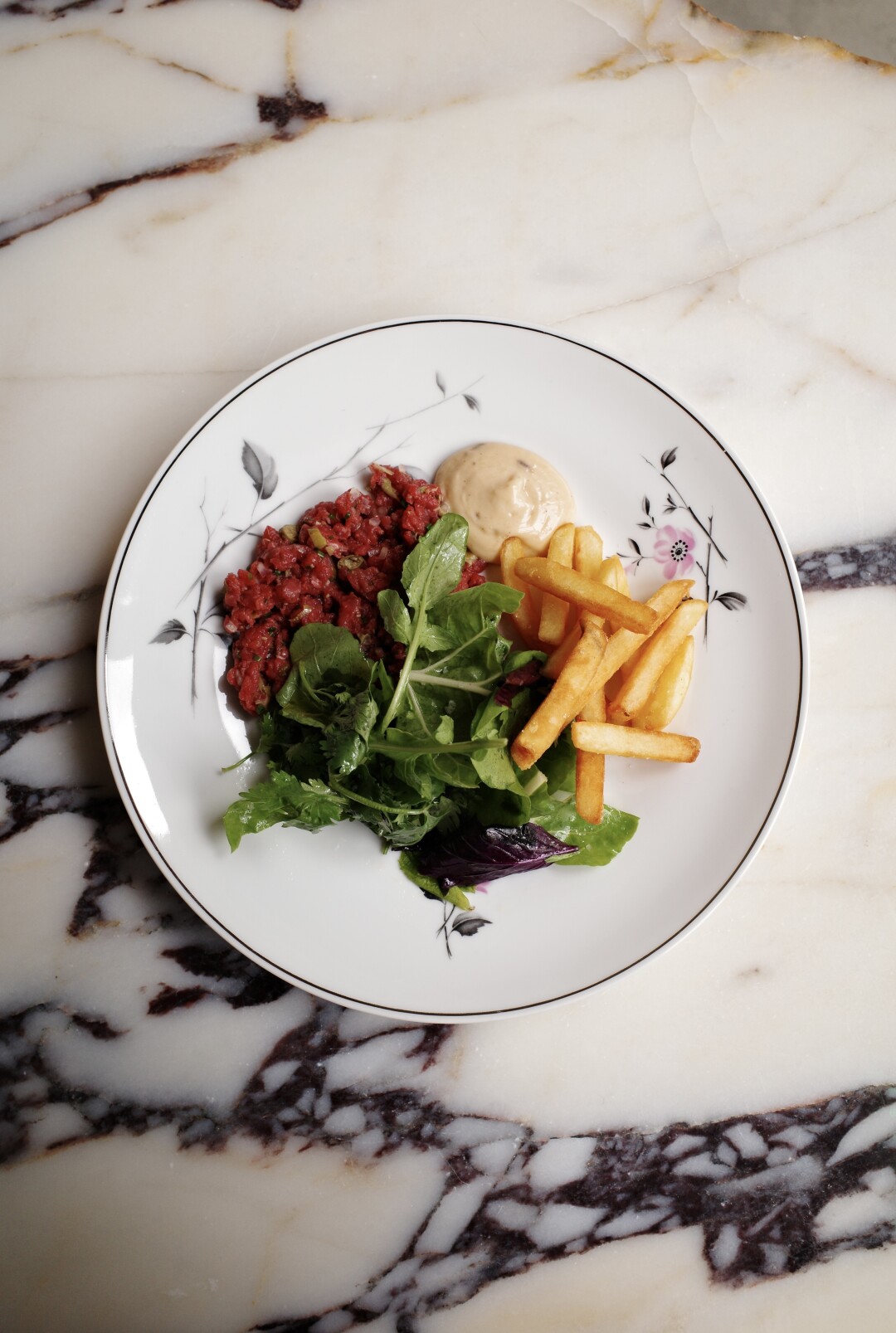 Тартар с картофелем фри и айоли в Saro