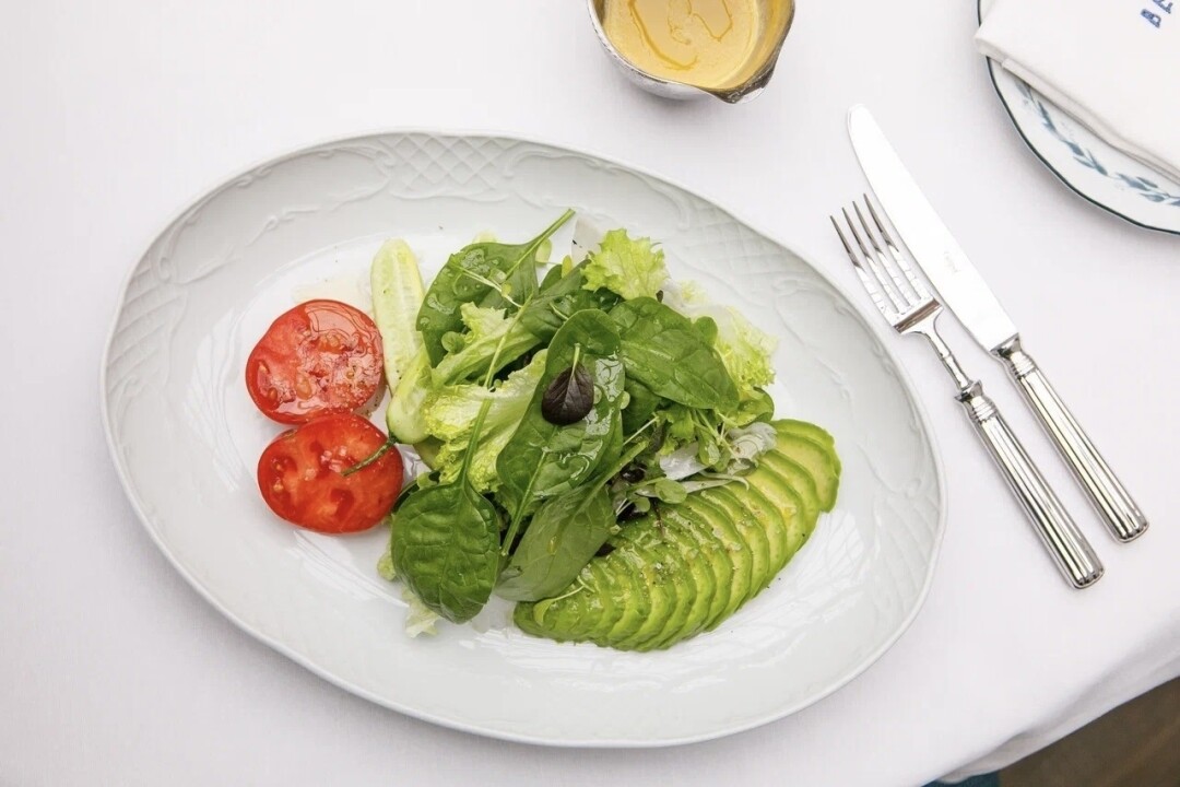 Со спелыми томатами и авокадо в Joli