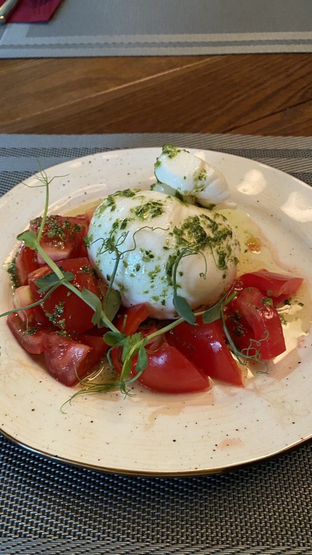 Буррата с томатами — 260 рублей
