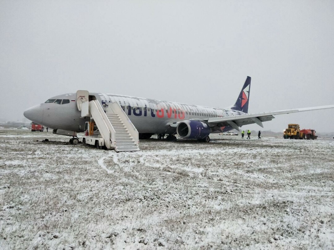 Самолет авиакомпании Smartavia, выполнявший рейс 5Н 583 из Санкт-Петербурга  в Пермь выкатился за взлетно-посадочную полосу | Sobaka.ru