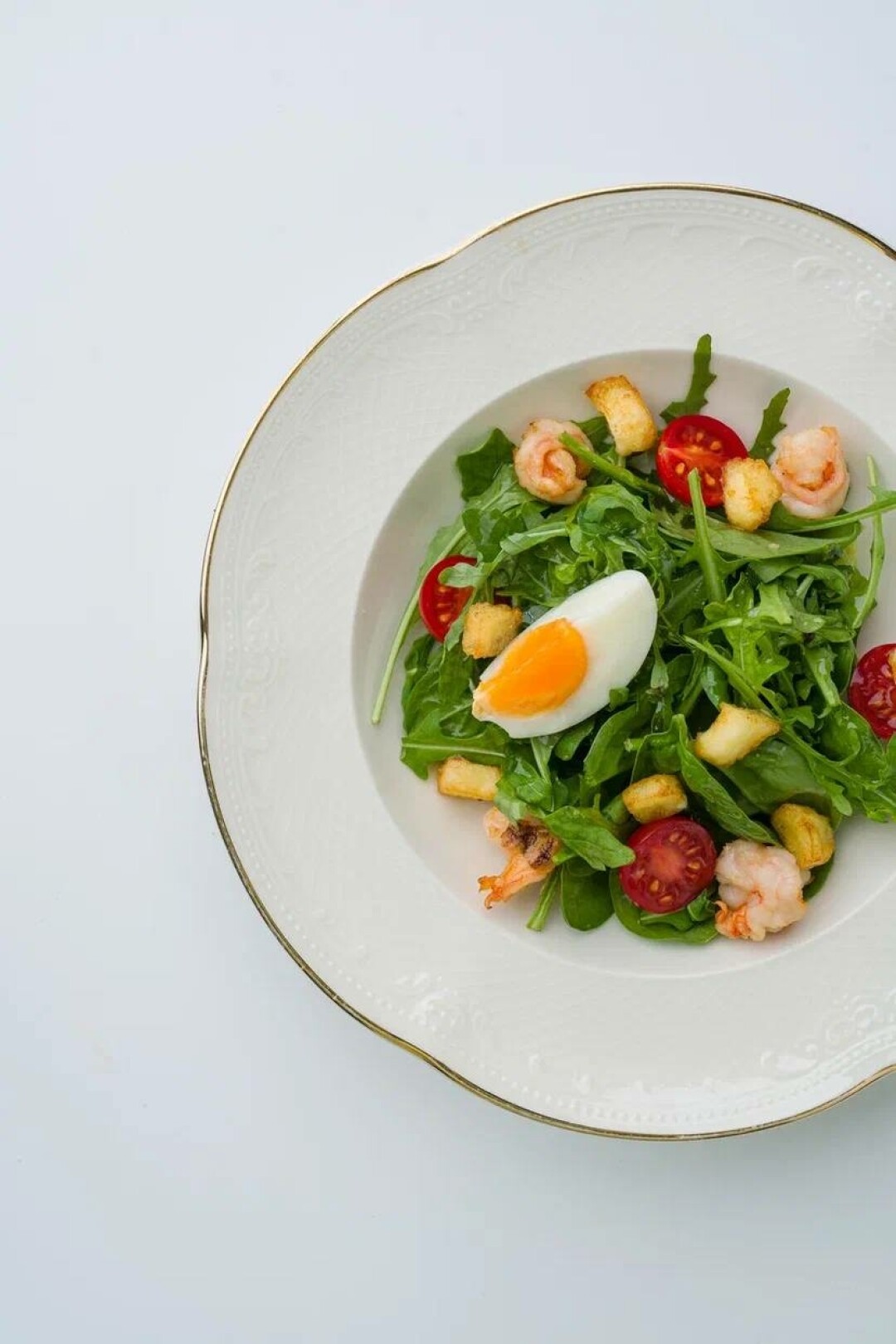 Салат с жареным халлуми, томатами черри, креветками и яйцом — 290 рублей