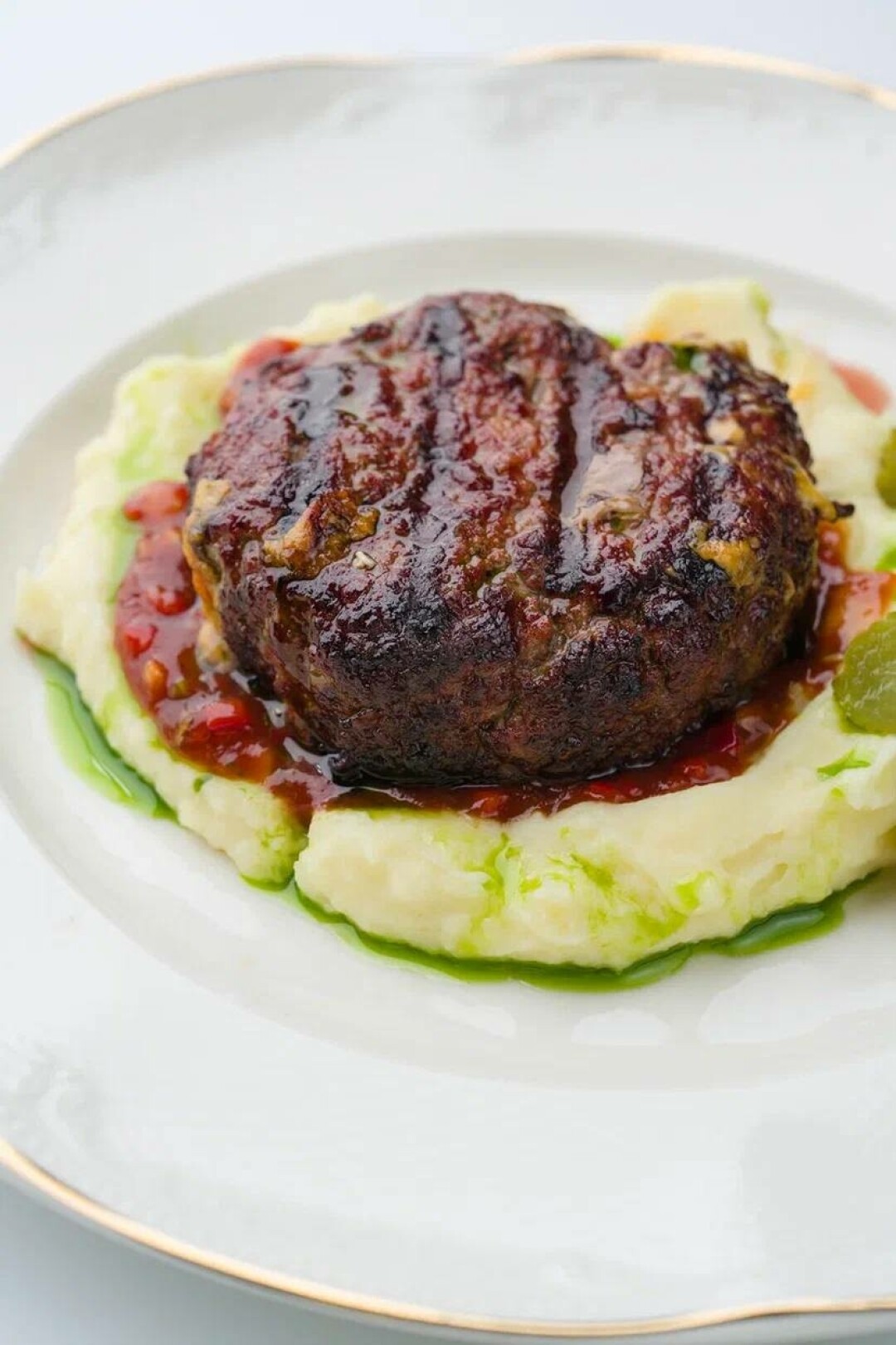 Котлета из мраморный говядины с овощной сальсой и пюре — 490 рублей