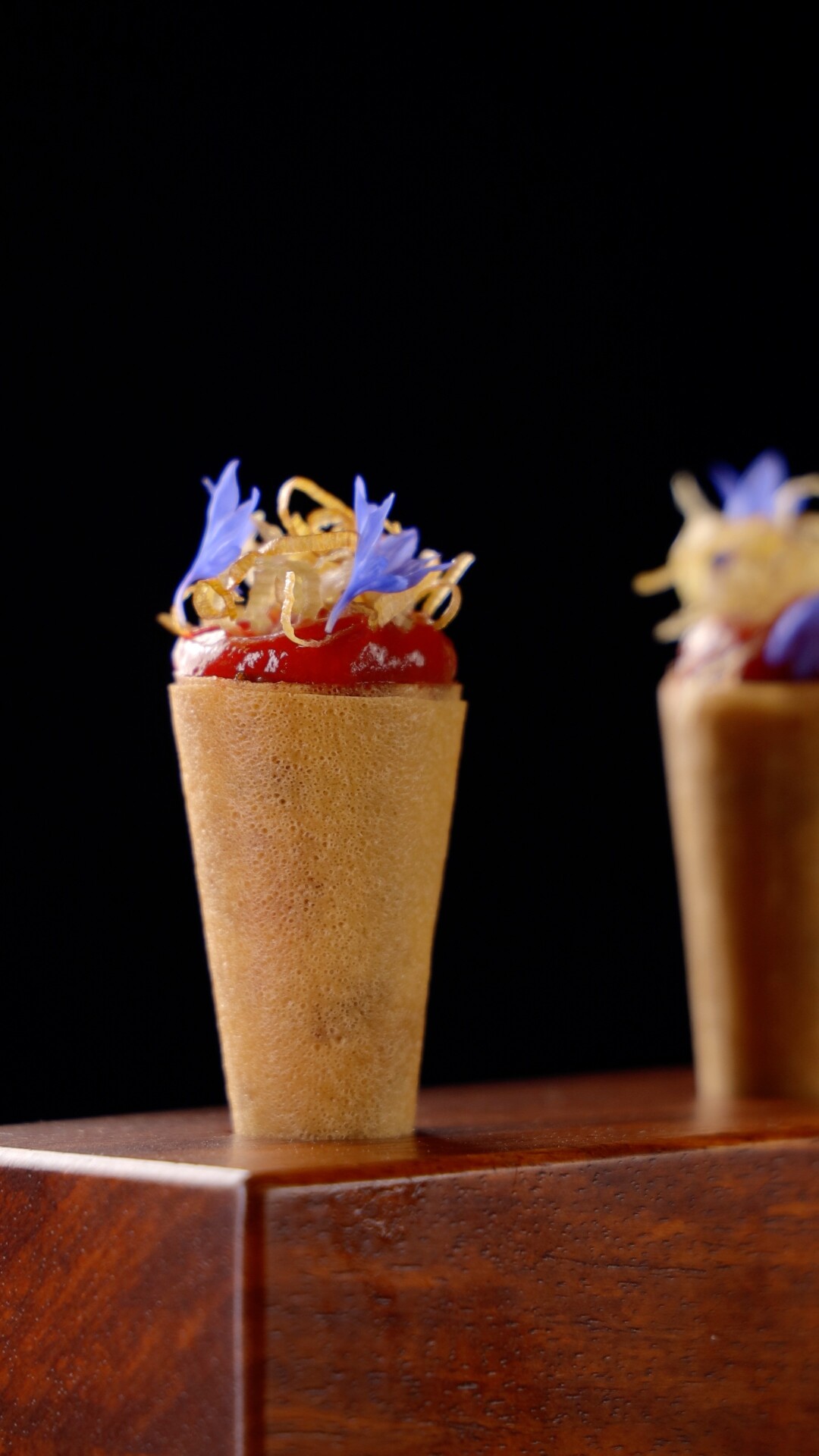 Корнет из рисового теста с копченым угрем и малиной