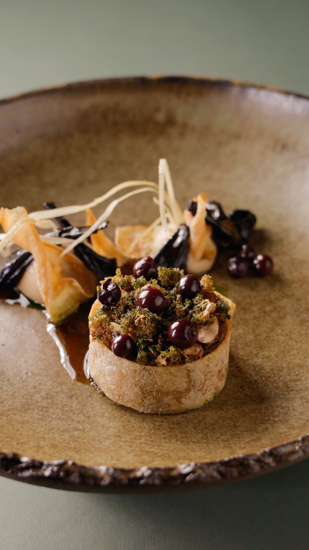 Томленый бычок с черными лисичками и черной смородиной