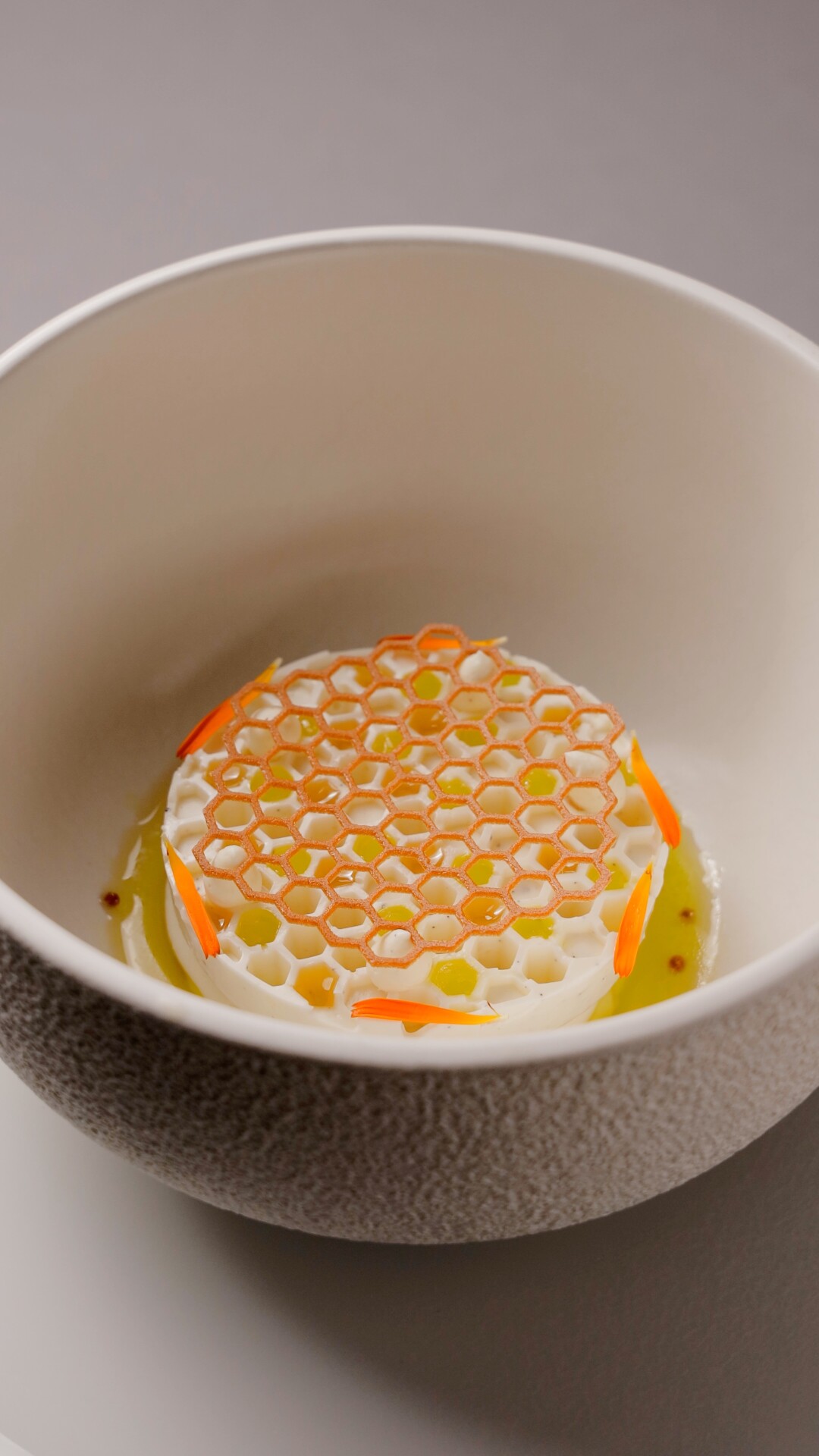 Оливка с лимоном, трюфельным пломбиром и медом