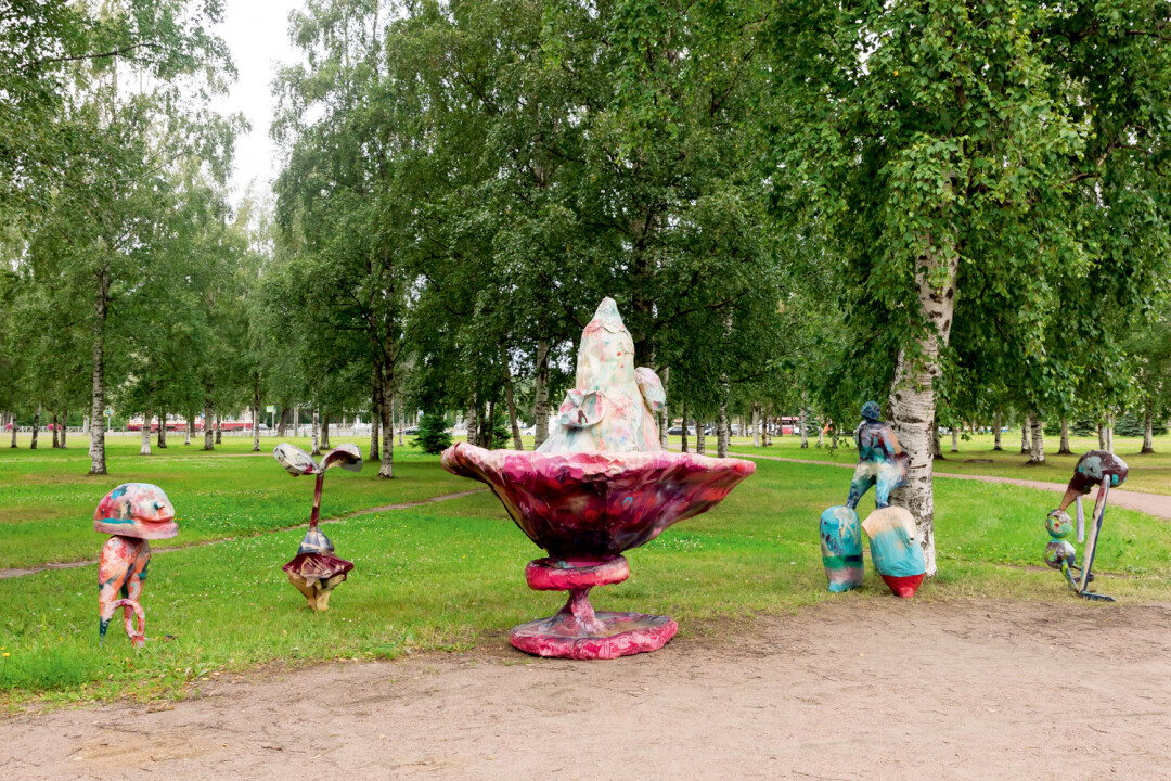 Многофигурная скульптура Ивана Горшкова «Крем-брюле» на выставке в Саду Бенуа