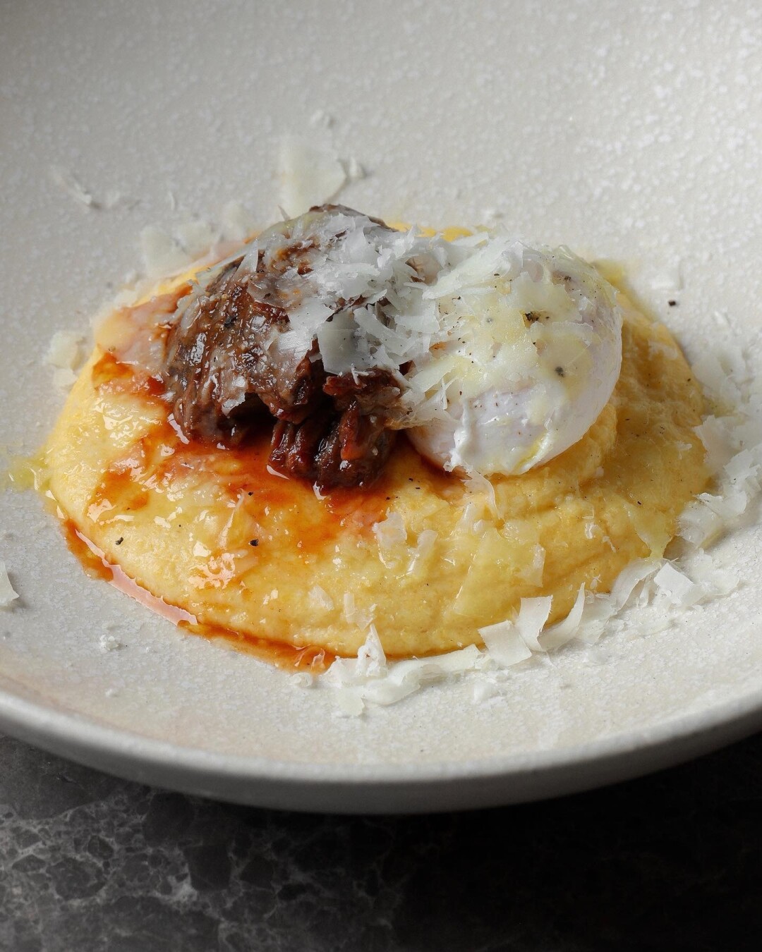 Полента с говяжьими щечками и яйцом пашот