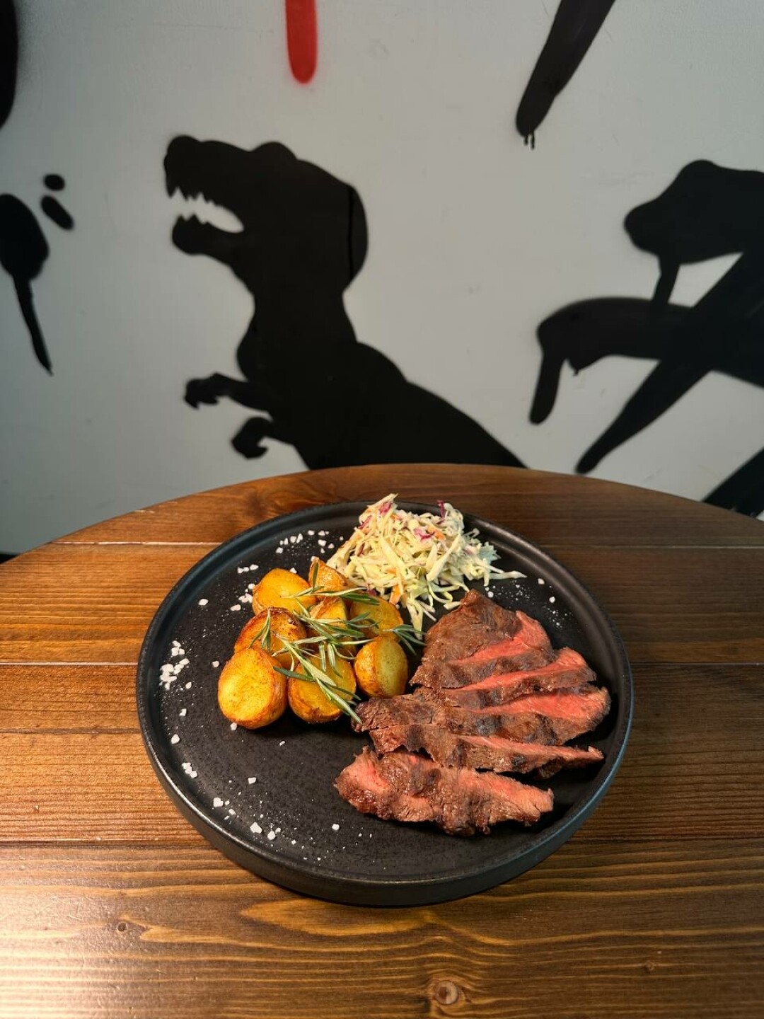 Стейк флеат-айрон (стейк с салатом коул-слоу и печеным картофелем). Комплекс суп и салат — 360 рублей, салат или суп и горячее — 400 рублей, салат