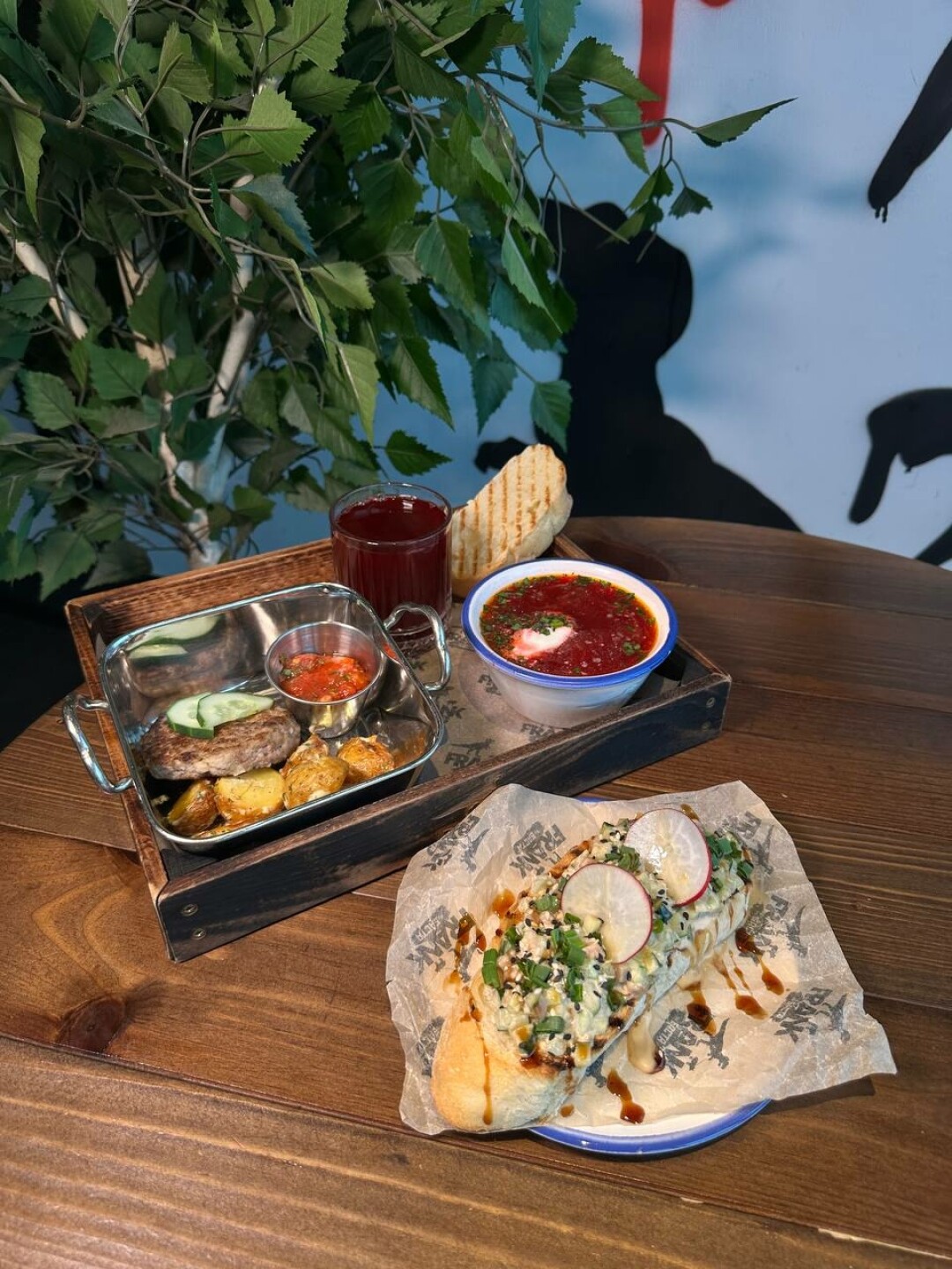 Борщ с отварной курицей и сметаной, брускетта с тунцом, бифштекс из говядины с картофелем айоли и домашним соусом. Комплекс суп и салат — 360 рублей