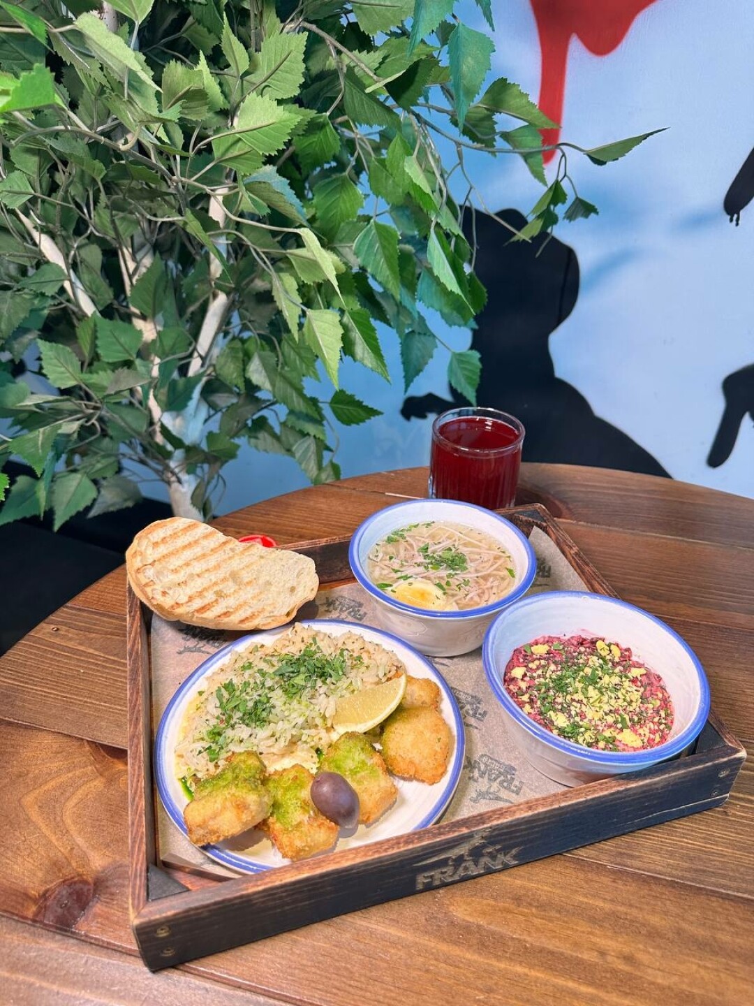 Суп с курицей, вермишелью и яйцом, сельдь под шубой треска в хрустящей корочке со сливочным рисом и итальянскими маслинами. Комплекс суп и салат — 360