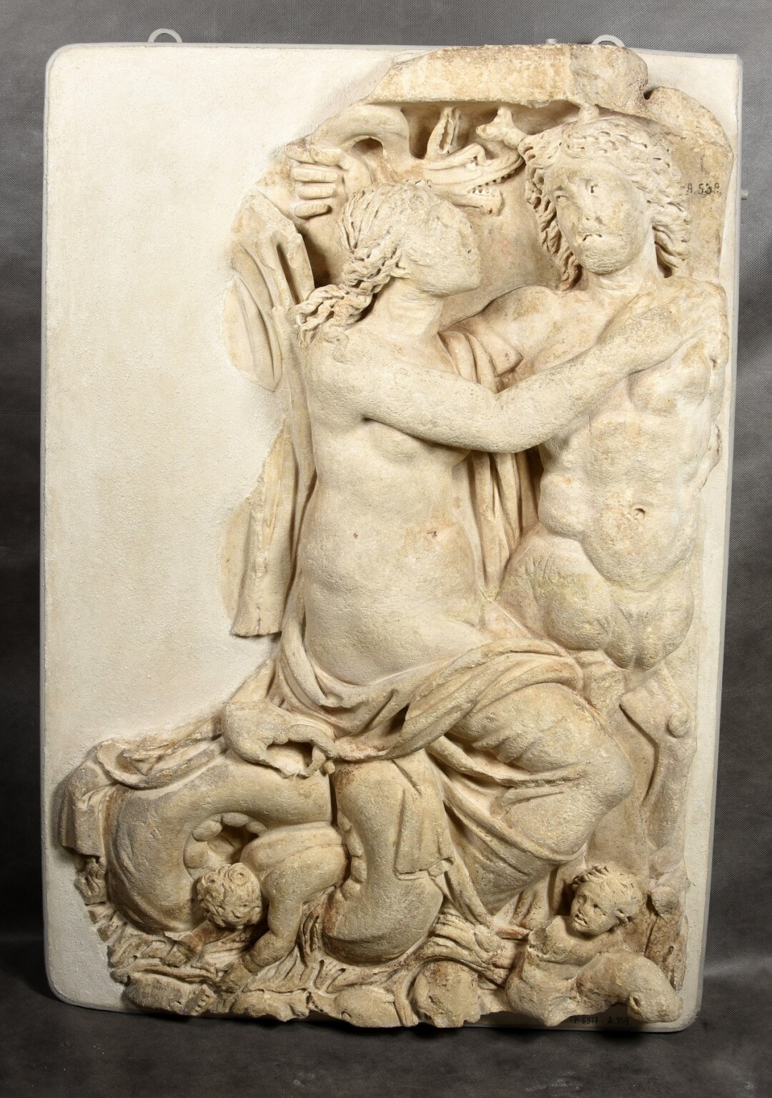 Фрагмент саркофага с изображением морского кентавра и нереиды. Рим. Середина III в.