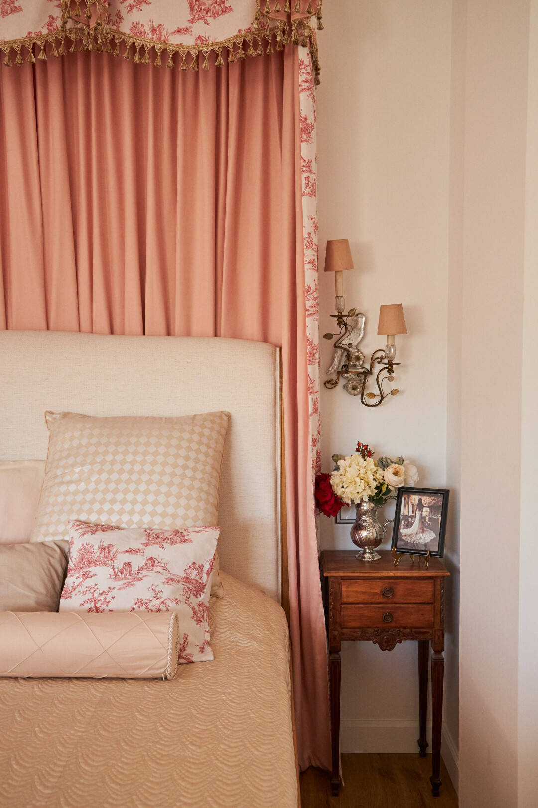 Атмосфера будуара в спальне складывается в том числе благодаря балдахину, воссозданному по старинным эскизам и антикварным бра дома Bagues, который