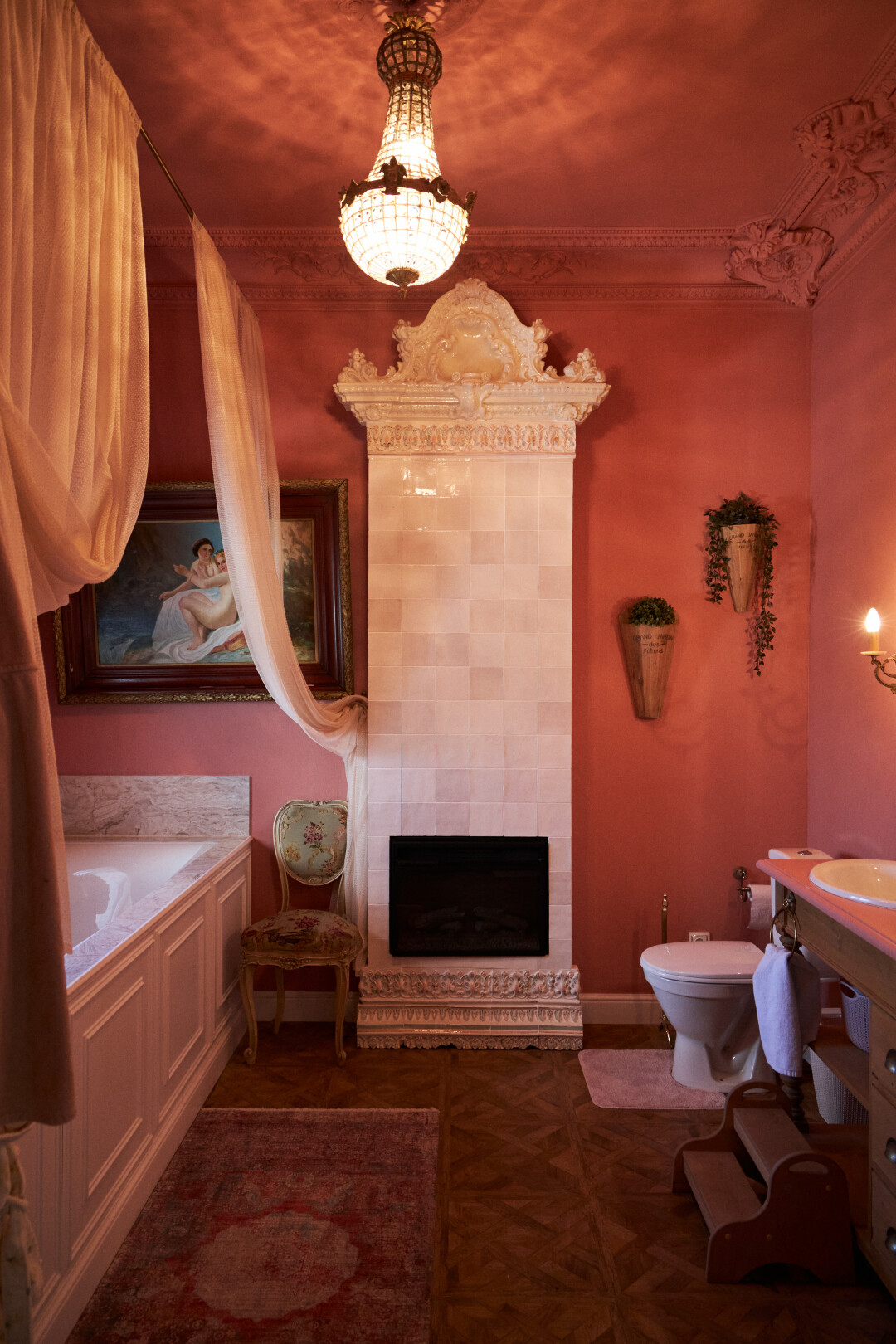 Нимфы с картины в ванной точно приглашают присоединиться к ним и расслабиться в пенной неге. А продлить это чувство в зимние вечера помогает