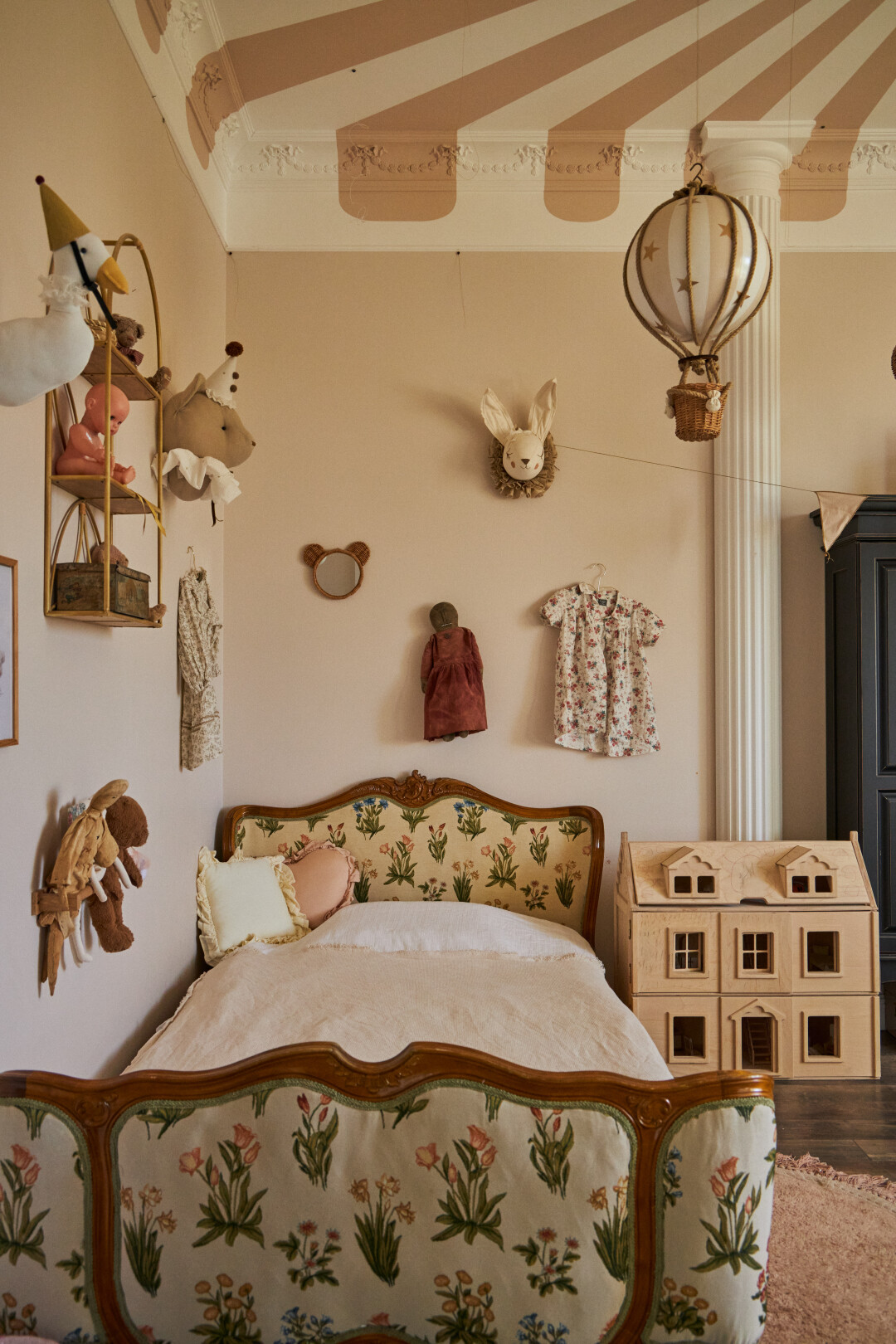 Сын спит в кроватке, которую я придумала для него сама: новые кроватки не нравились, поиски винтажной не увенчались успехом. Я создала дизайн, нашла