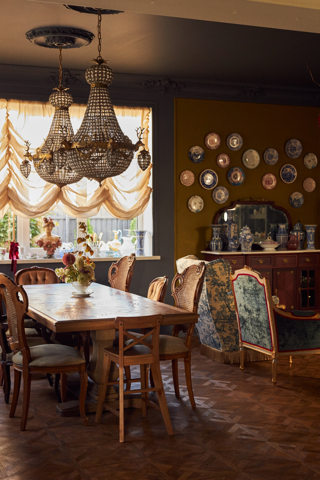 Я коллекционирую царский русский фарфор. А в последнее время также интересуюсь французским хрусталем.