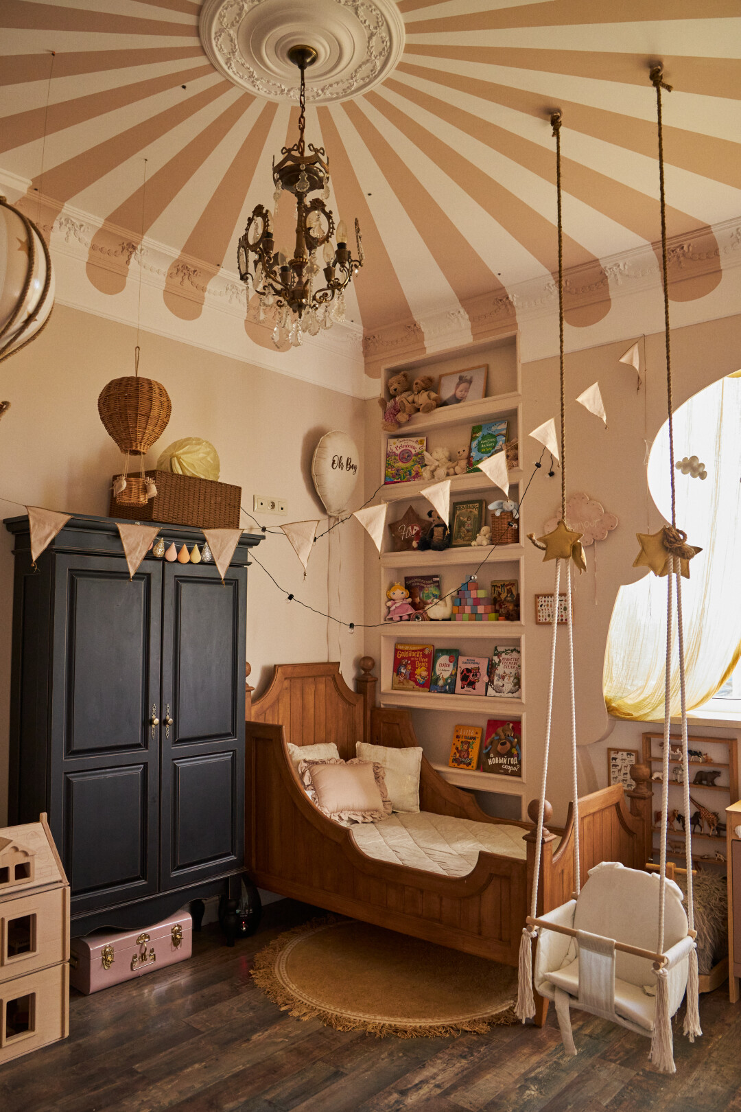 Некоторые игрушки в детской винтажные, приехали из путешествия по Америке.