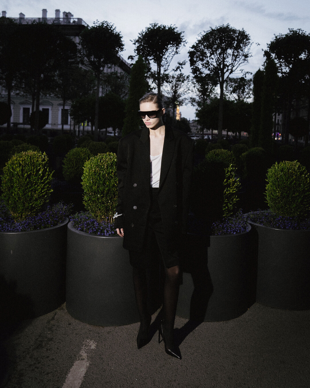 Жакет с акцентными плечами и юбка-карандаш Revenge, марка Saint