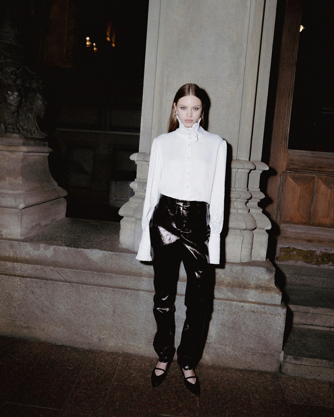 Блуза Queen, лаковые брюки Neo