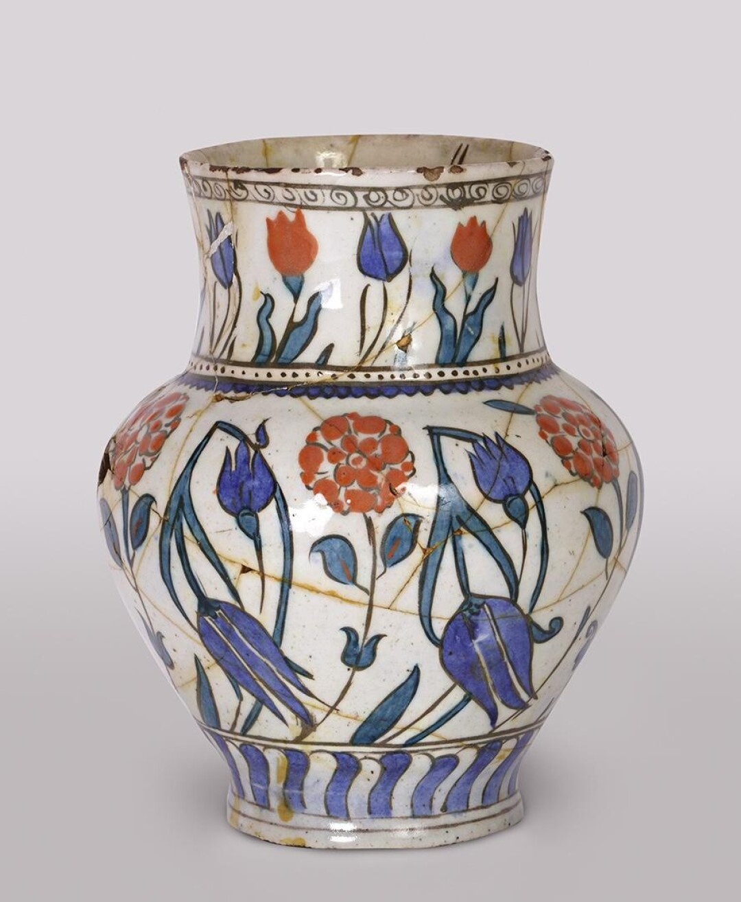 Ваза. Турция, вторая половина XVI в. Фаянс, подглазурная роспись