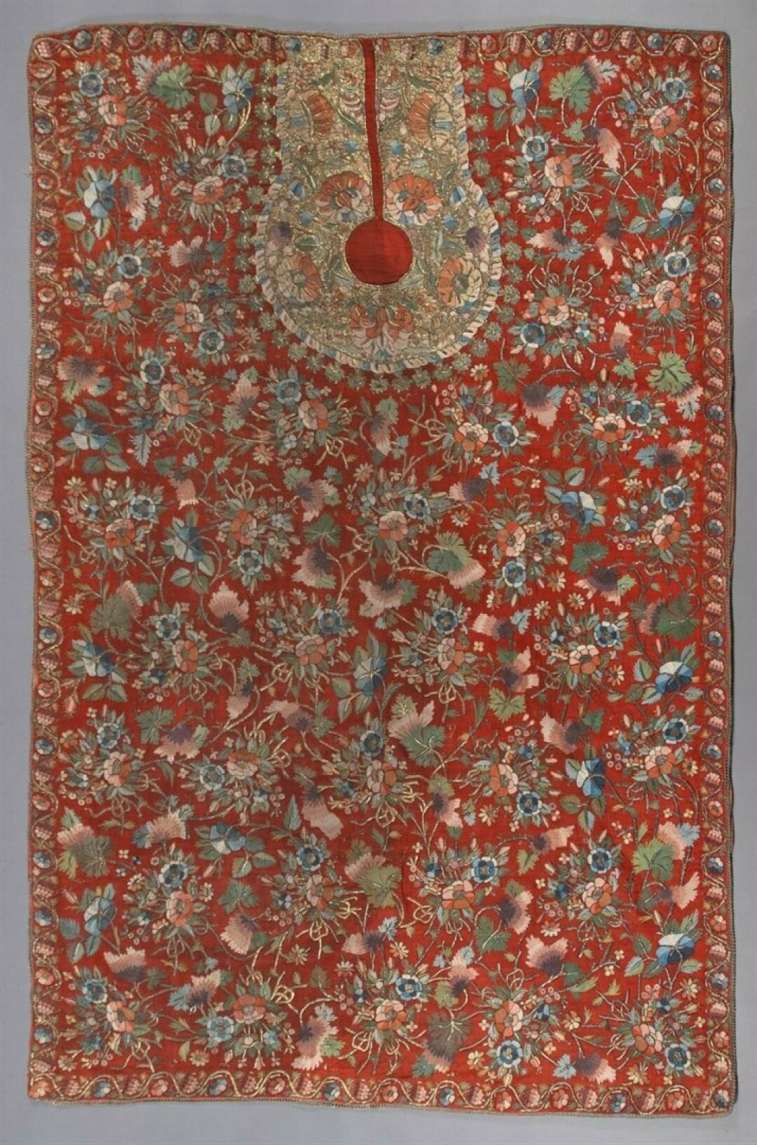 Парикмахерская накидка. Шерстяная саржа, шелковая нить, бить; вышивка тамбурным швом. Турция. Вторая половина XVIII – первая половина XIX в.