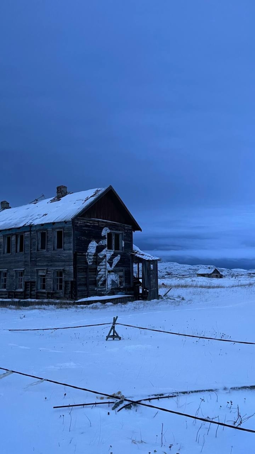 Граффити на заброшенном доме в Териберке